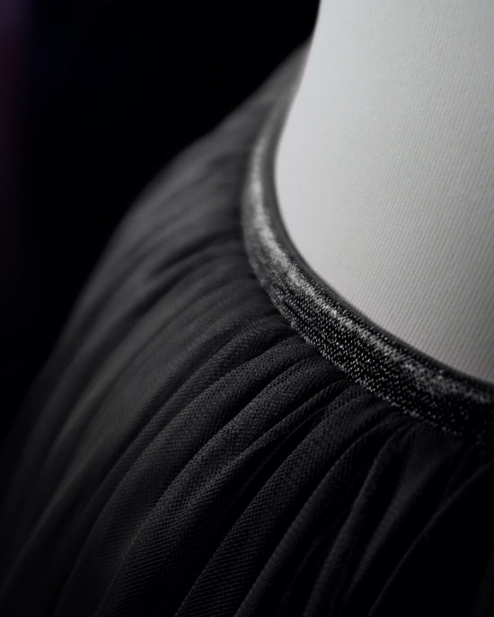 Load image into Gallery viewer, Detail tulle fabric black romantic ballerina tutu. Professional dancewear
