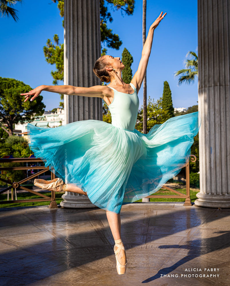 Free Photo  Ballerina dancing in tutu skirt and pointe shoes